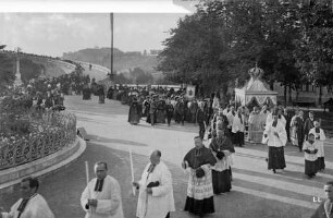 Lourdes: Prozession vor der Basilika