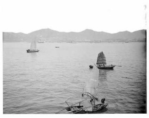 China. Dschunken vor der Küste