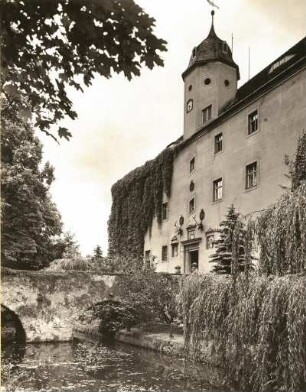 Zschorna. Wasserschloss (1537). Südostseite mit Wassergraben und Brücke