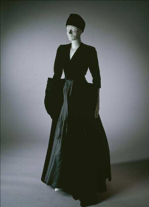 Steile Samtkappe und Abendkleid Cygne Noir mit großer Samtschleife an der linken Hüfte (Archivtitel)