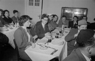Jüdische Studentinnen und Studenten während einer Seder-Feier