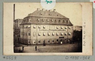Der Gasthof und das Hotel Trompeterschlösschen am Dippoldiswalder Platz, zwischen Trompeterstraße und Reitbahnstraße, seit 1635