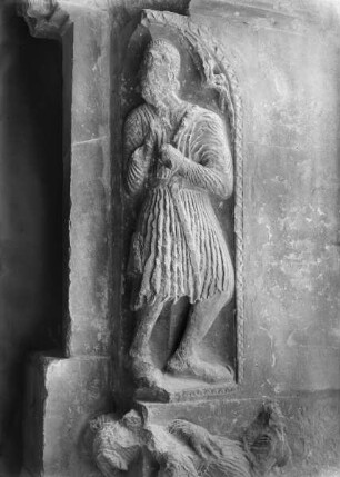 Ostflügel — Pfeiler Relief