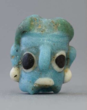 Anhänger aus Glas in Maskenform