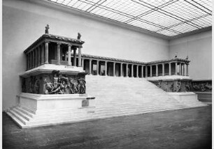 Blick auf den Pergamonaltar im Pergamonmuseum