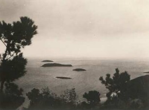 China. Küste bei Chapu (Zhapu) an der Hangzhou-Bucht, südlich der Jangtse-Mündung. Blick auf Küsteninseln (z. T. mit Tempeln und Befestigungen)