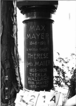 Grabstein 121 (Index: 99618501) Maße HxBxT: 50x31x31 cm Beschreibung: Säule mit aufgesetzter Urne Besonderheit: Doppelgrab für Eheleute (mit Tochter?): Grabstein 121A