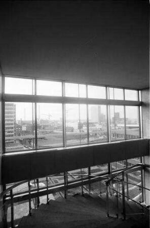 Basel: Treppenhaus mit Industrieblick, bei Sandoz