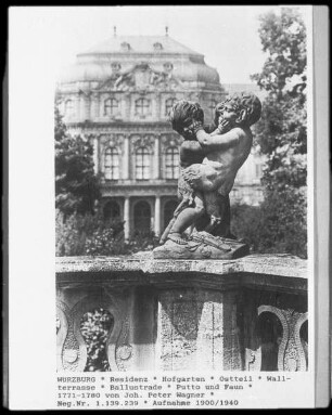 Ein Putto und ein Satyr