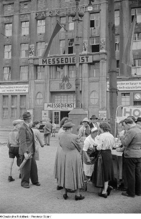 Außenansicht des Park-Hotels mit dem Messedienst des Leipziger Messeamts