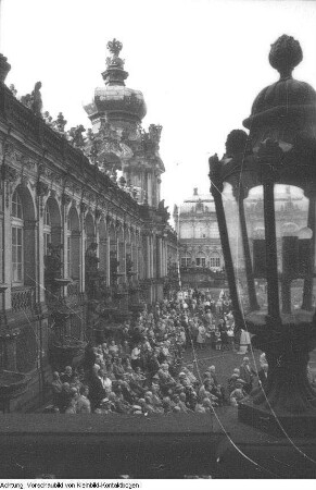 Dresden, Zwinger. Veranstaltung der Volkssolidarität im Zwingerhof, um 1957