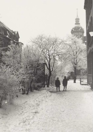 Leutzsch, 57. Schule : Leipzig-Leutzsch. 57. Schule, Georg-Schwarz-Straße 113. Schüler am Schultor, Winteraufnahme