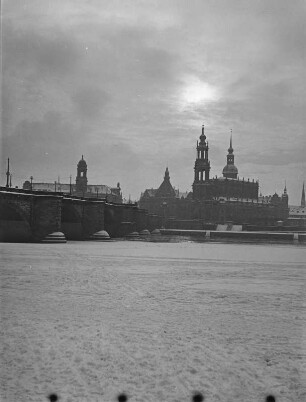 Dresden. Blick vom Neustädter Ufer auf die Altstadt