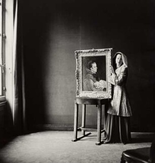 Die Schauspielerin Beatrice Straight in der Galerie Wildenstein (Harper's Bazaar)