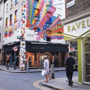 London. Lord-John-Boutique Carnaby Street 43, Ecke Ganton Street. Fassaden des Gebäudes mit psychedelischem Wandgemälde von dem Pop-Art-Kollektiv Doug Binder, Dudley Edwards und David Vaughan (BEV)