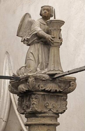 Tumba des Grafen Hoyer VI. von Mansfeld-Vorderort — Engel mit Kerzenhalter