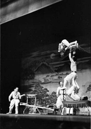 Wintergarten: Uyenos; Japanische Truppe; Ikarische Spiele; im Salto