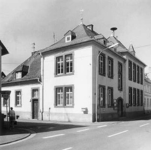 Ehem. Schule und Rathaus; Weilburg, Hauptstraße 17, Hauptstraße 17a