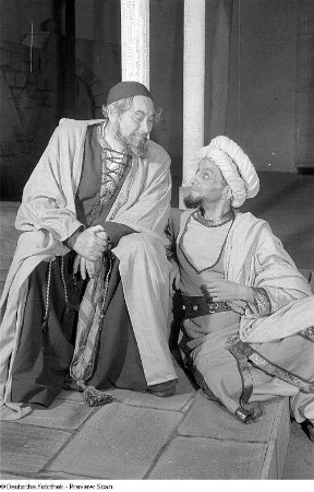 Szenenbilder aus dem Stück "Nathan der Weise" von Gotthold Ephraim Lessing im Deutschen Theater Berlin : Szene mit Paul Wegener als Nathan (links) und Alfred Althoff als Derwisch (rechts)