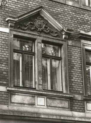 Dresden-Neustadt, Martin-Luther-Straße 23. Wohnhaus (um 1890). Fenster (1. Obergeschoß)