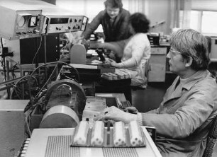 Mitarbeiter an seinem Arbeitsplatz im Werkteil Röhrenproduktion, SW-Foto © Kurt Schwarz, 1970er Jahre
