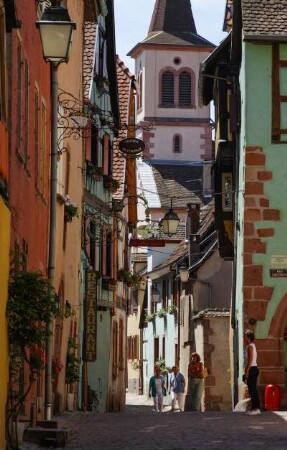 Frankreich. Alsace. Haut Rhin. Riquewihr. Blick in Seitengasse