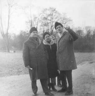 David Oistrach (1908-1974; Geiger) mit Gattin Tamara und Studienrat Manfred Kahler (Nationale Forschungs- und Gedenkstätten der klassischen deutschen Literatur Weimar) im Goethe-Park Weimar, 01.02.1969 (anläßlich eines Konzertes von Beethovens Violinkonzert mit der Staatskapelle Weimar unter Gerhard Pflüger am 02.02.1969 während einer DDR-Gastspielreise)