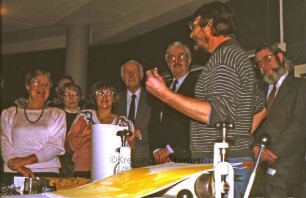 Ausstellungseröffnung "Radierungen, Zeichnungen" von Jürgen Grenzemann im Stormarnhaus: Jürgen Grenzemann erklärt seine Ausstellung im Foyer