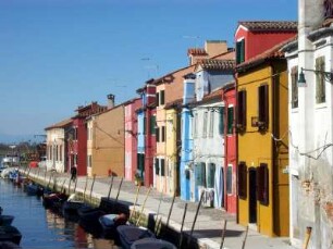 Burano: Impression Burano, Kanal mit bunten Hausfassaden