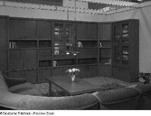 Anbauwand : Ausstellungskoje mit Anbauwand aus dem VEB Möbelkombinat Zeulenroda-Triebes (ZEUTRIE)