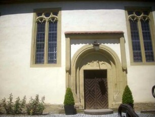 Evangelische Pfarrkirche-Langhaus Traufseite Süd mit romanischem Portal in Übersicht (im 17 Jh Erhöhung des Langhauses und Emporeneinbau)