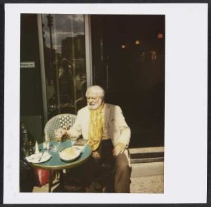 Wolfram Siebeck sitzt im Außenbereich des Cafés Einstein in Berlin