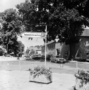 Kirchstraße Ecke Rausdorferstraße: Hinweisschild für Parkplatz der Gemeindeverwaltung, dahinter Pkws