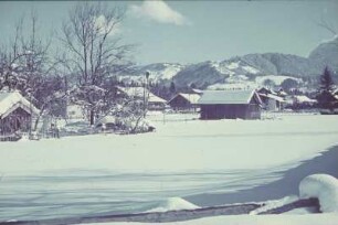 Gebirgsdorf in den Bayrischen Voralpen (vielleicht Werdenfelser Land oder Pfaffenwinkel) im Winter