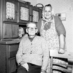 Hosenfeld. Porträt eines Ofenbauers und seiner Frau, aufgenommen in einer Küche