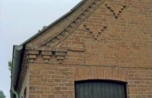 Schlamersdorf: Dorfstraße 23: traufständiges Backsteinhaus, mit Umbauten: Giebelseite, Detailaufnahme: an Dachkante Backsteinzier