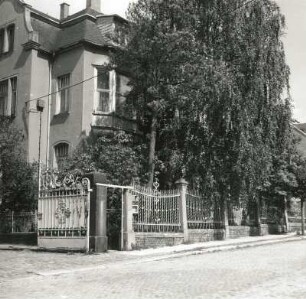 Oederan, Poststraße 5. Ehem. Fabrikantenvilla der Konservenfabrik (um 1890). Straßenansicht mit Einfriedung
