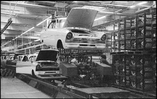 Köln, Niehl: Fordwerk, Karosserien auf dem Fließband, schwebend, 17 m