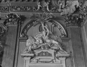 Innendekoration des Rittersaals, Raum 792 — Wanddekoration des Rittersaals, Raum 792 — Skulpturengruppe Portalbekrönung