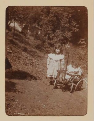 Christiane von Hofmannsthal mit Franz als Baby in einem Bollerwagen
