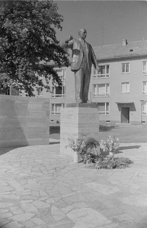 Thälmanndenkmal : Thälmanndenkmal. Bronze; Höhe 170 cm (Statue) (1958; W. Arnold). Statue. Weimar, Platz der 51.000