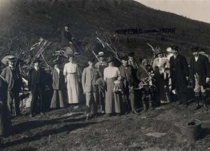 Bei Tromsø/ Norwegen: Gruppenbildnis in einem Samenlager mit einem alten Samen unter den Touristen