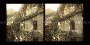 Blick vom Kirchhof über Terrassenhäuser von Limone sul Garda