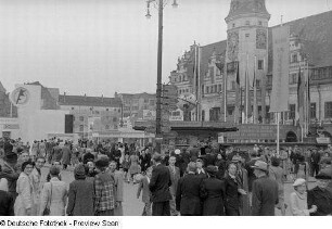 Blick auf den Platz des Friedens (heutiger Marktplatz) mit dem Alten Rathaus im Hintergrund