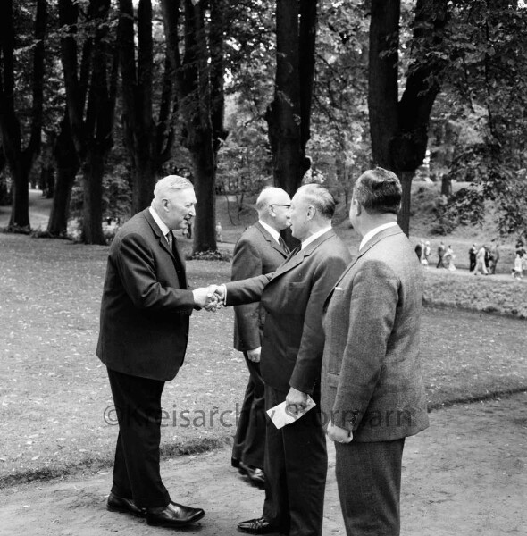 Diplomaten beim Besuch des Schlossmuseums: Ministerpräsident Helmut Lemke begrüßt Hans Schadendorff