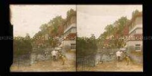 Hochwasser in Niederrathen an der Elbe, spielende Kinder