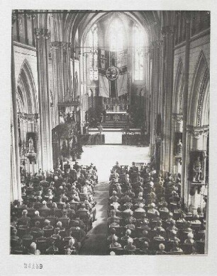 Matrosen beim Gottesdienst in einer Kirche an der belgischen Küste