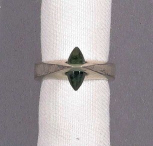 Ring mit Halbedelstein
