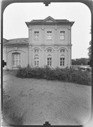 Gera-Untermhaus, Orangerieplatz 1. Orangerie (Kunstsammlung Gera, 1729-1732, 1748-1749; G. H. Krohne). Gartenseite (Teilansicht)