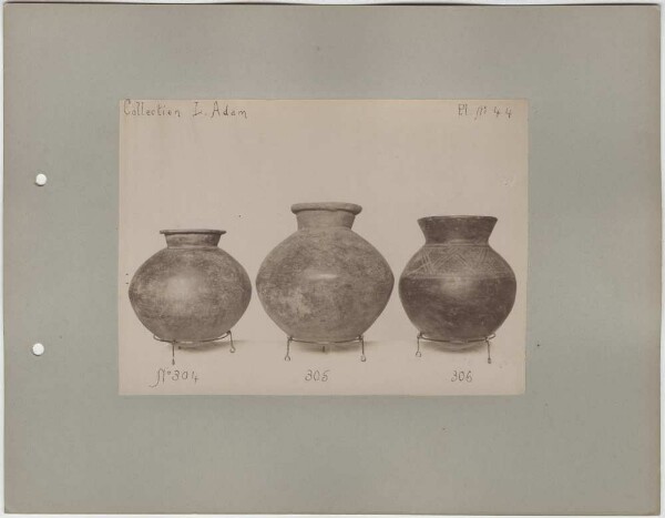 Trois vases en terre cuite. Collection L. Adam